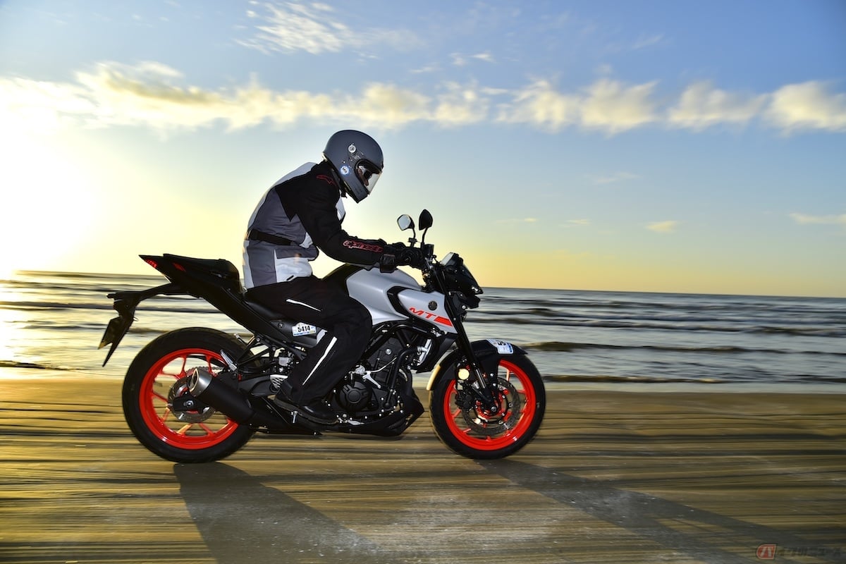 千里浜なぎさドライブウェイは、ブロックタイヤを履いたオフロードバイクだけでなく、ノーマルタイヤの普通のバイクで走ることができる