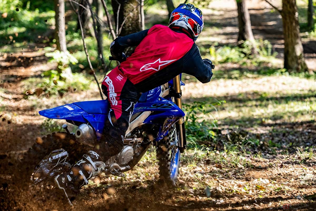ヤマハ「YZ450FX」(2024年型)に試乗する筆者(青木タカオ)