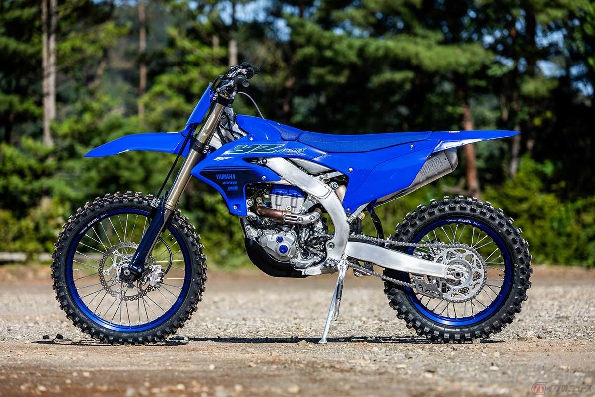 モトクロッサー「YZ450F」をベースに、クロスカントリーでのさらなる扱いやすさ向上のため、車体は軽量コンパクトに、エンジン特性やギアレシオの専用セッティングを実施