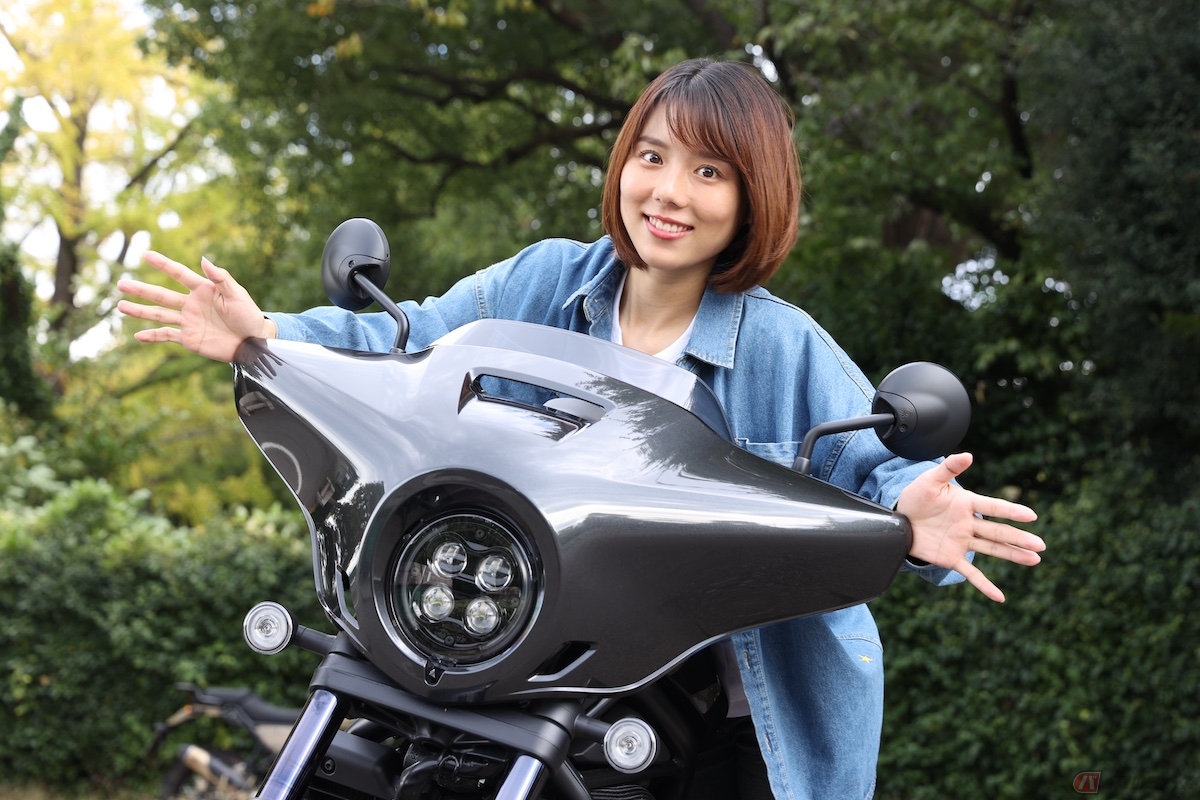 前からバサっとマントで覆ったような形の歩フロントカウルは動きあるデザインで圧巻