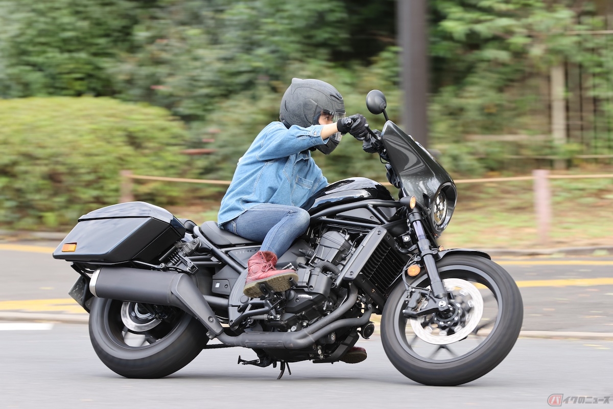 コーナリングは、特に車体の重みを感じるわけもなく、ぐいっと体重移動に応じてくれる