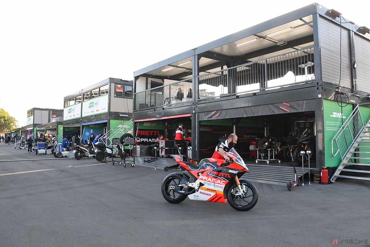 電動バイクレースMotoEのピットが集まる「Eパドック」