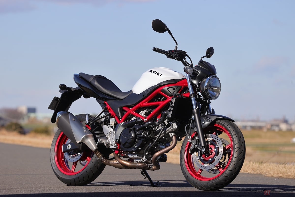 深めの赤色でフレームとホイールを統一していている2022年モデルのブリリアントホワイトのカラーのSV650が好きかも