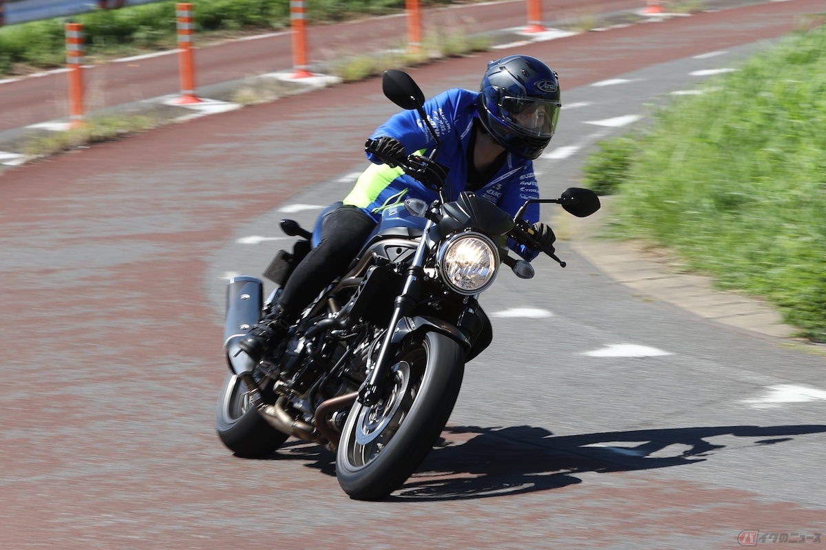 軽くてコンパクトなので操作しやすくて、大型バイクならではの安定感もある
