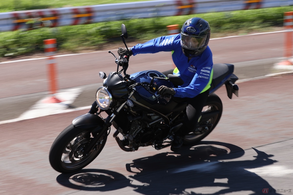 スッと走り、スッと曲がり、スッと止まるSV650