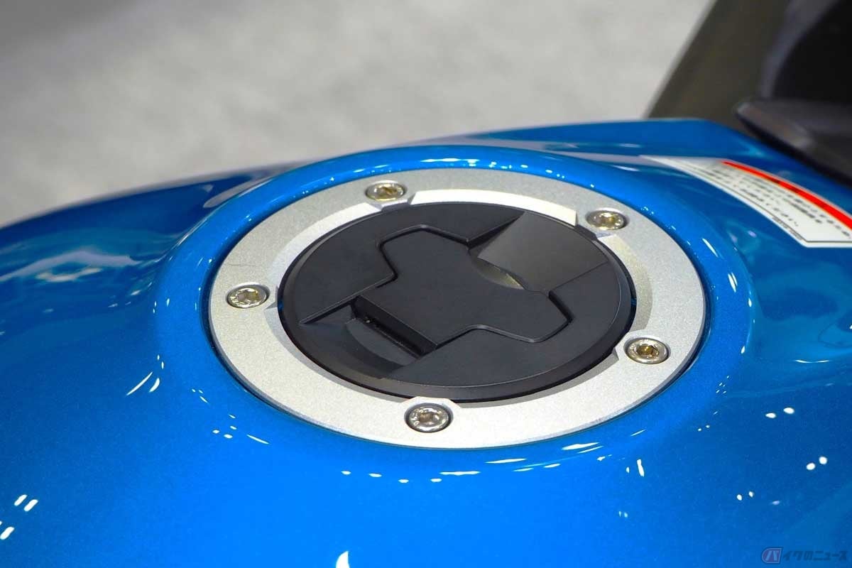 現代のスポーツバイクでは主流と言える「エアプレーンタイプ」の燃料キャップ。フリップを起こすと鍵穴があり、キーを差して回して開ける
