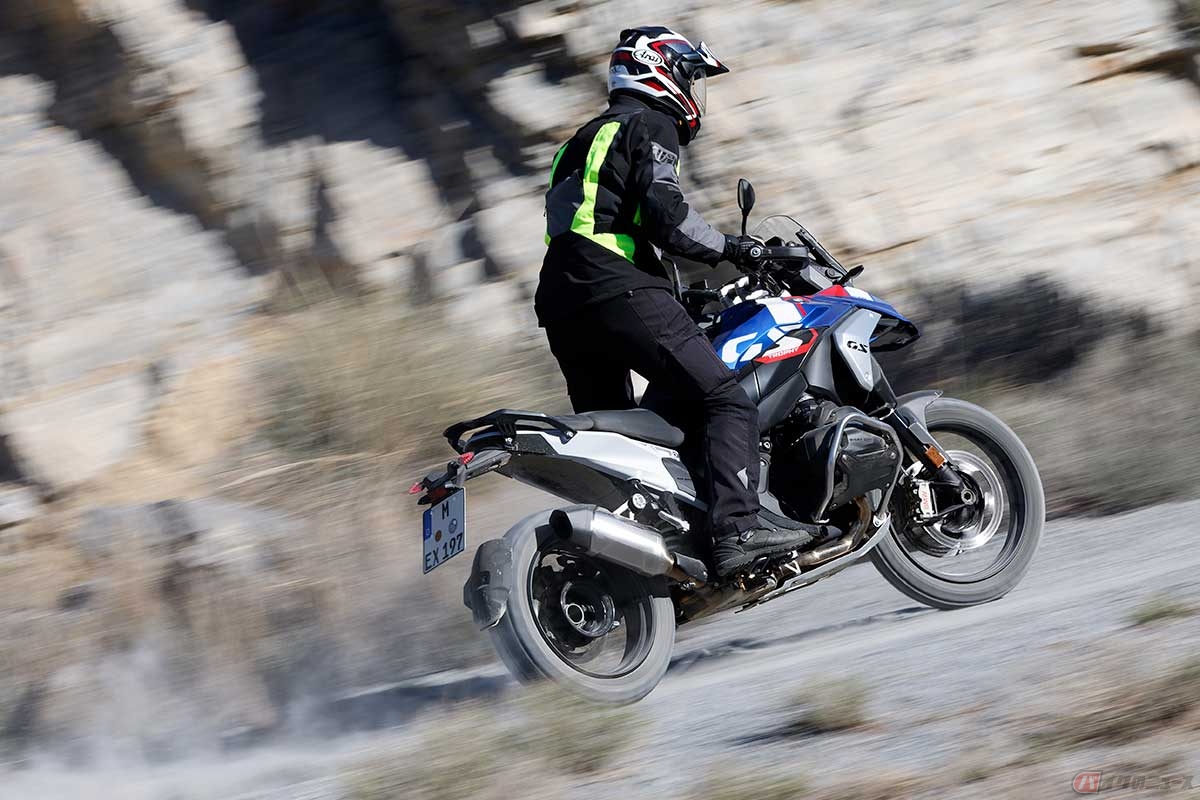 BMW Motorradが採用し続けるサスペンション機構、もはや伝統とも言えるフロントのテレレバーとリアのパラレバーを踏襲。より優れた操縦精度と安定性を実現している
