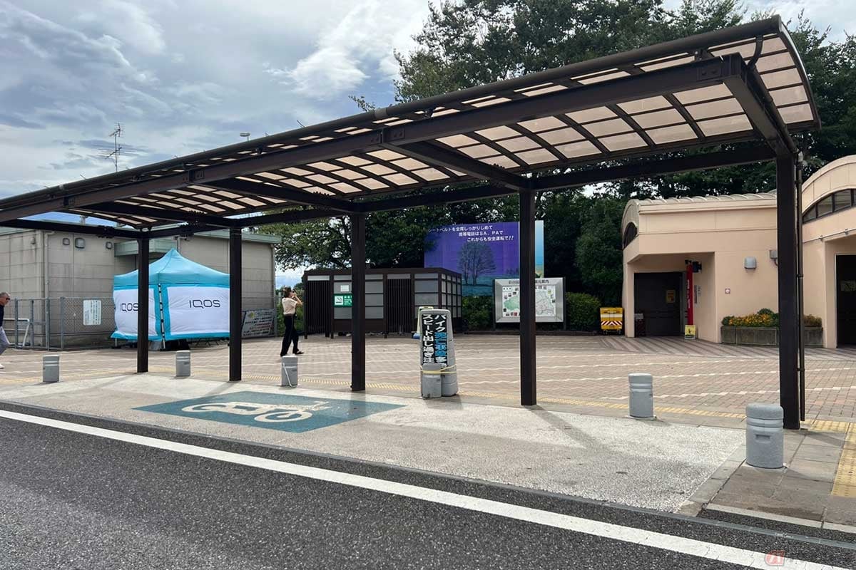 屋根付きで2輪専用の駐車ゾーンも広めに設けられている