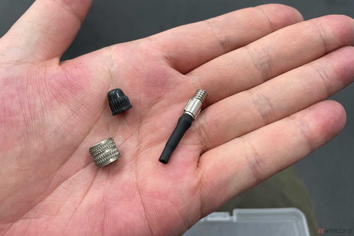 「プランジャー」に被せてある小さなゴムのチューブが「虫ゴム」