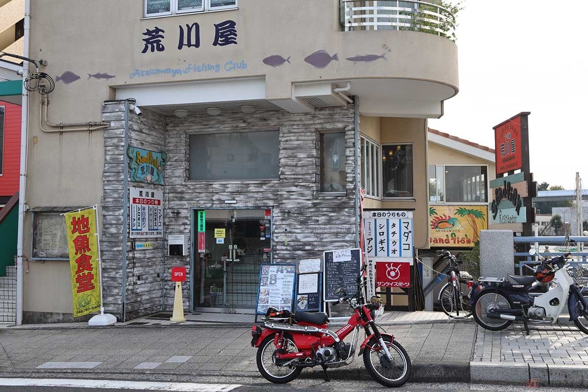 金沢八景の「Sand fish」は平潟湾に面した釣り船屋の食堂（ダイニングバー）。釣った魚の調理もお願いできる。バイクは店の方の案内で駐輪スペースへ