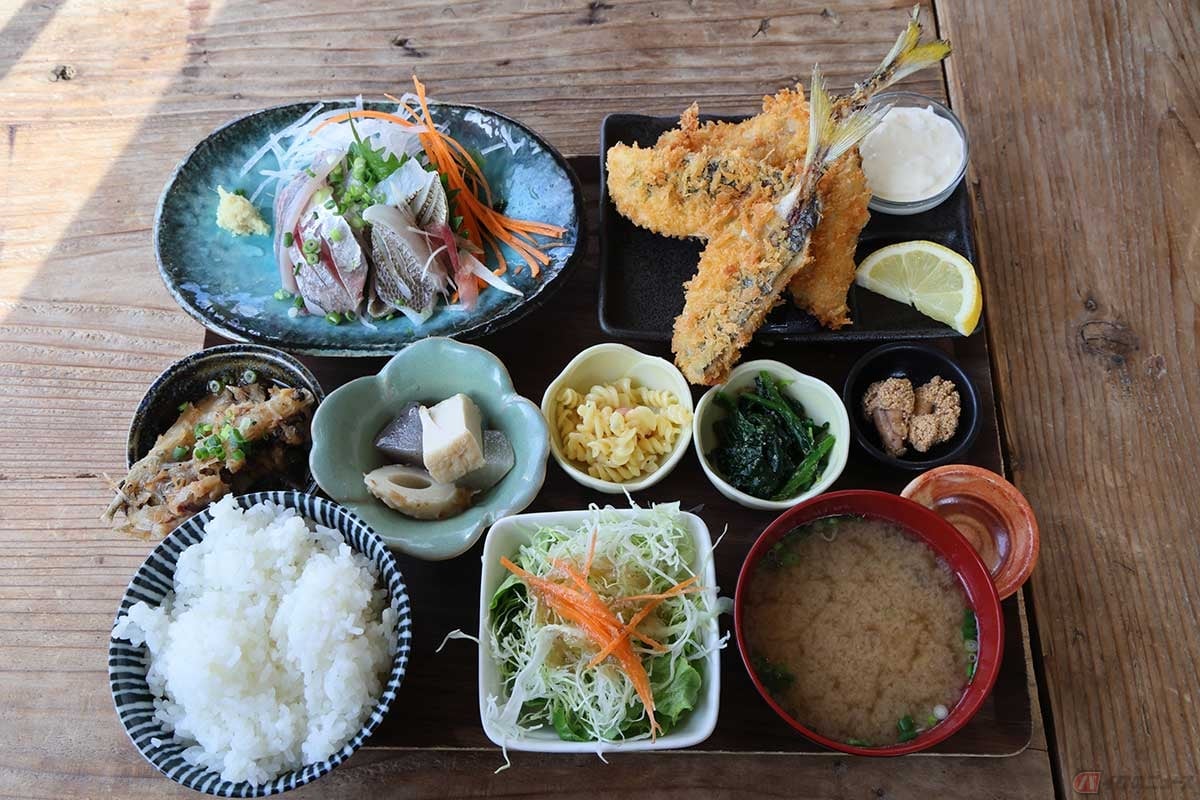 「Sand fish」の「B定食」はアジフライとお刺身に5種類の小鉢がセットのゴージャスな定食だった