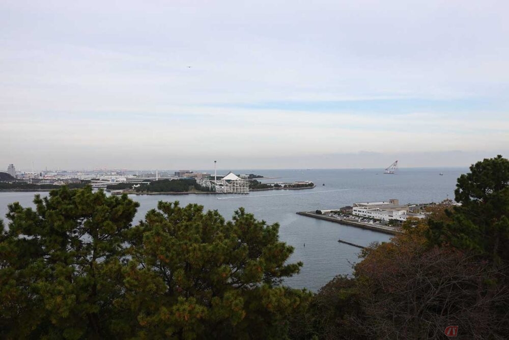 「野島山」の展望台からは、隣の「八景島」だけでなく横浜や横須賀まで展望できる