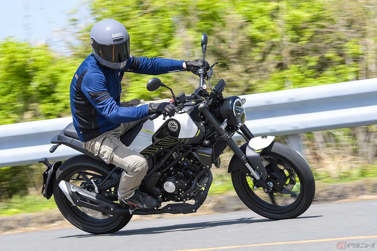 ベネリ「レオンチーノ125」に試乗する筆者(中村友彦)