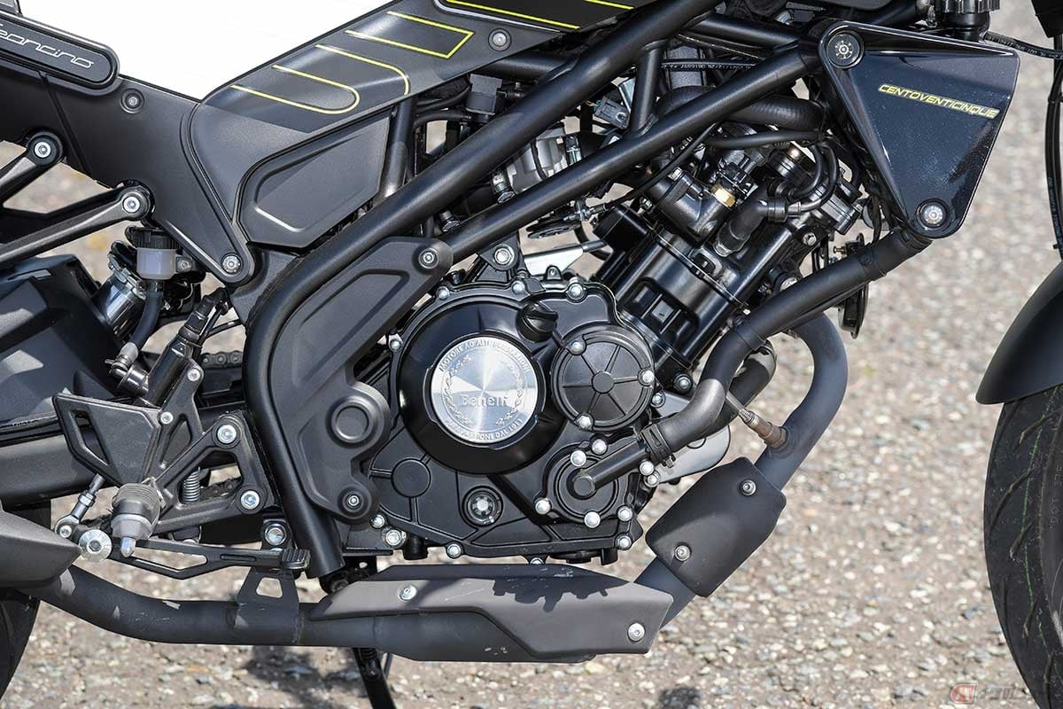 搭載するエンジンは排気量125ccの水冷単気筒SOHC4バルブ。最高出力は9.4kw(12.8PS)/9500rpm、最大トルクは10.0Nm/8500rpmを発揮する