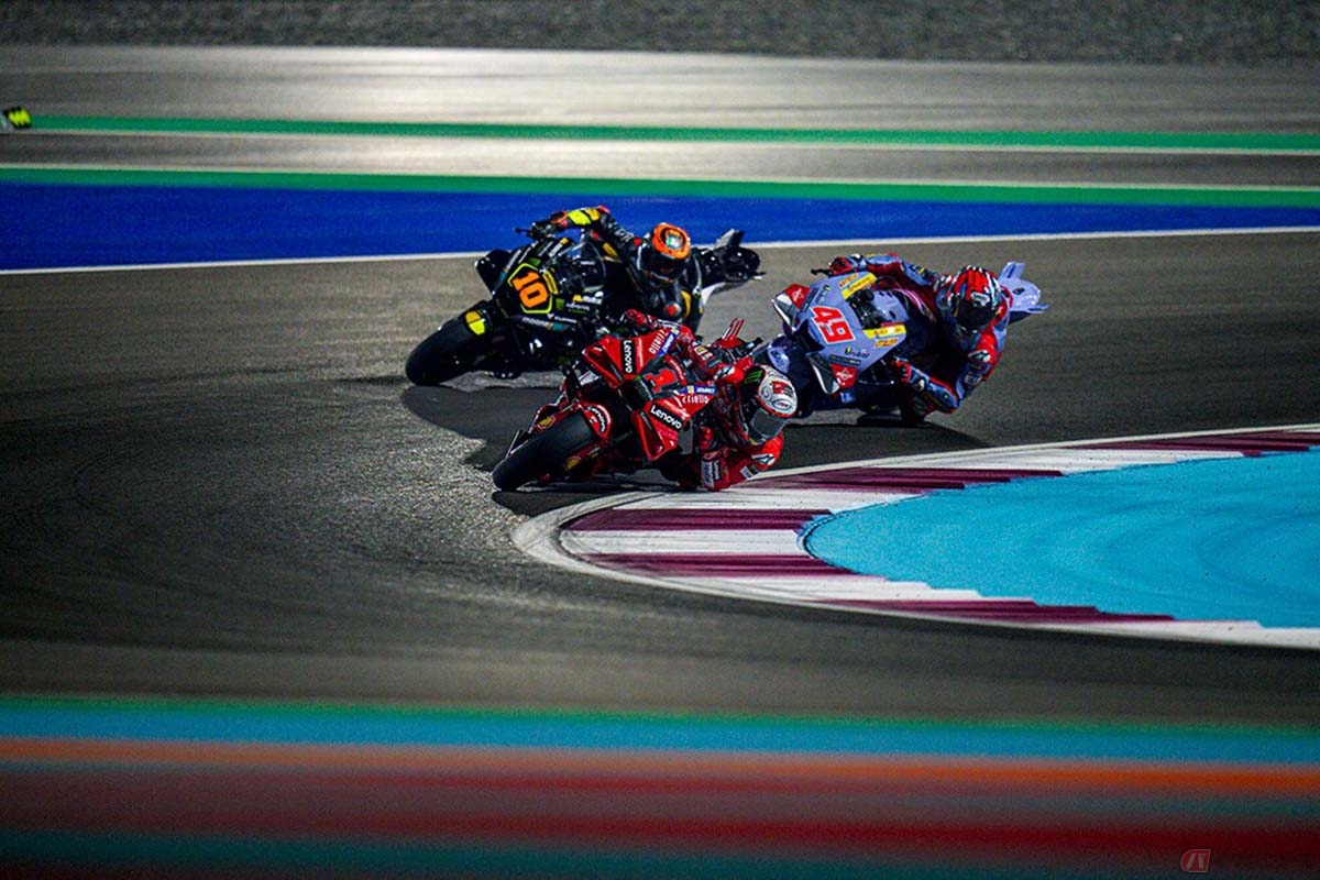 MotoGP第19戦カタールGP決勝レースで熾烈な争いを見せたフランセスコ・バニャイア選手(#1)、ファビオ・ディ・ジャンアントニオ選手(#49)、ルカ・マリーニ選手(#10)