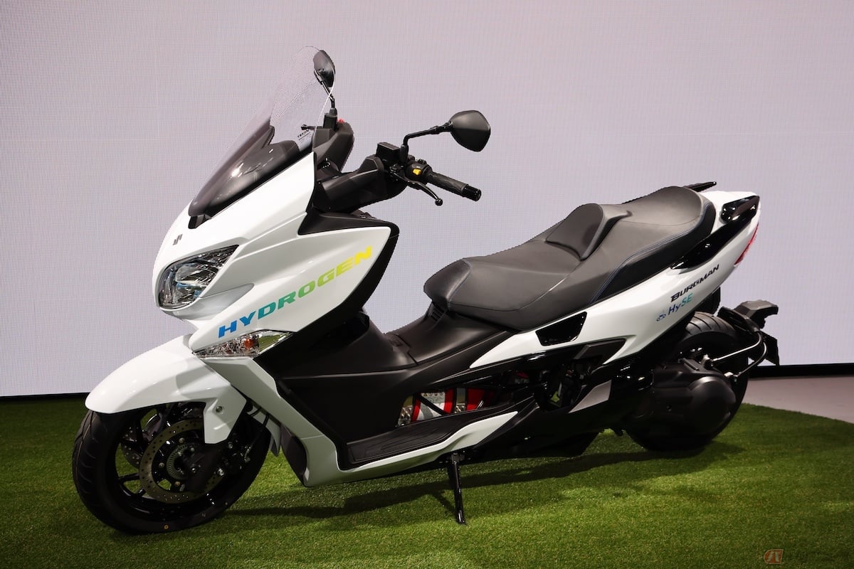スズキは、Japan Mobility Show2023に市販車モデル「バーグマン400 ABS」をベースにした「水素エンジンバーグマン」の試験車両を展示
