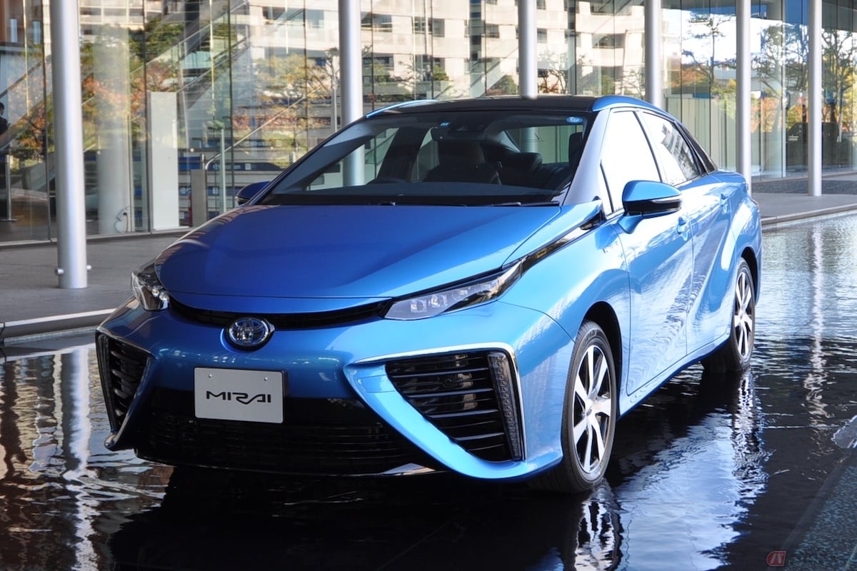 トヨタの「MIRAI(2014)」は、FCVを採用したモーターで動くクルマであり、水素エンジン車ではない