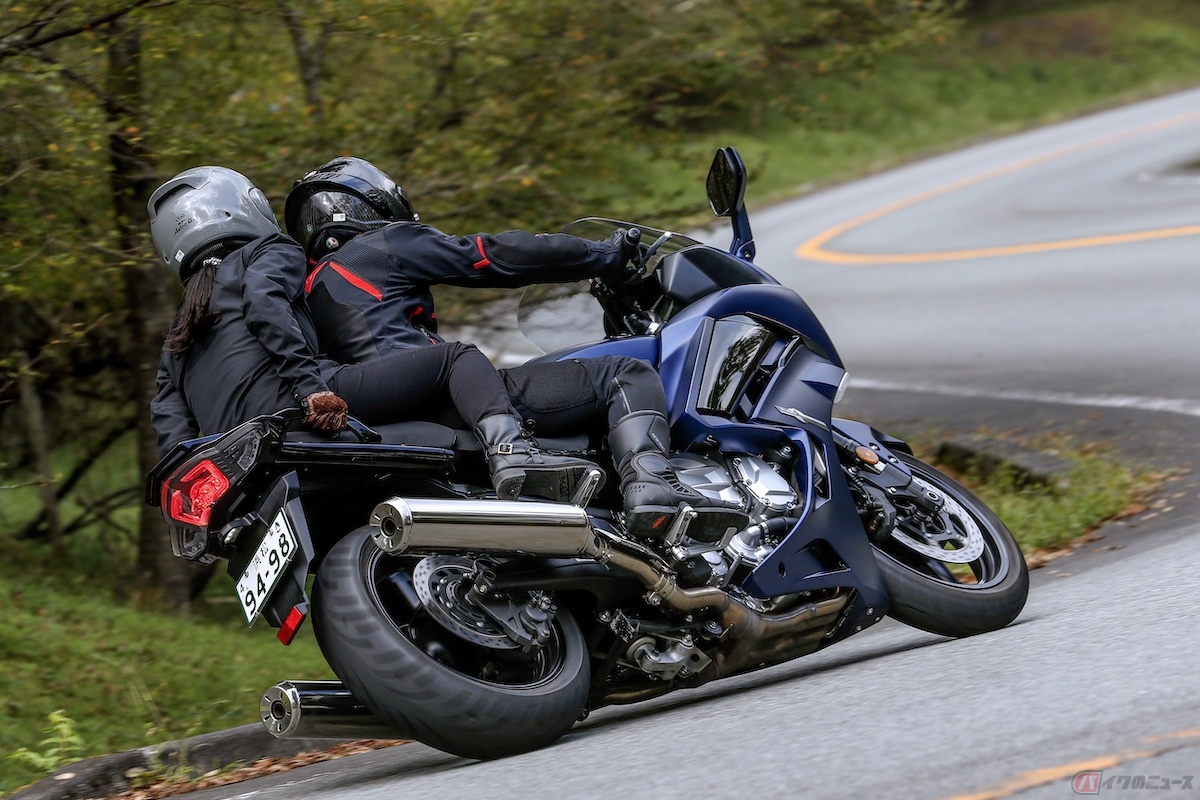 バイクが傾いたらパッセンジャーも一緒に体を傾けることがポイント