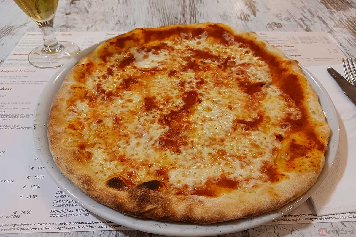 カットーリカのレストランで食べたマルゲリータ。ものすごく、ものすごく、美味しい。さすが本場……!