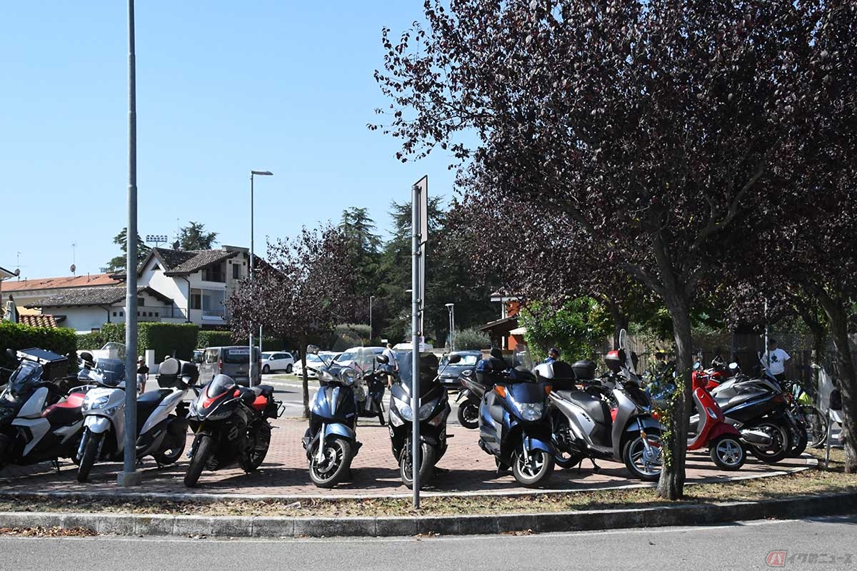 エントランス前の歩道に停められたバイク。スポーツタイプもあるが、意外とスクーターが多め