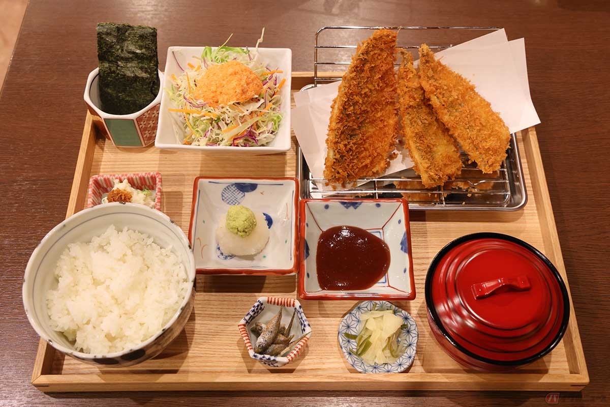 「小田原アジフライセンター磯のや」の「アジフライ定食」。ほかにもアジフライに刺身や寿司がセットのメニューもある