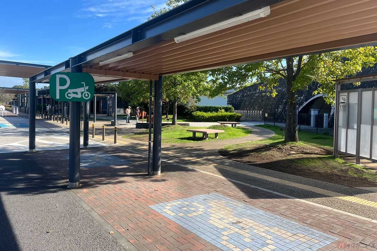 大きな2輪専用の駐車スペースが整備されている