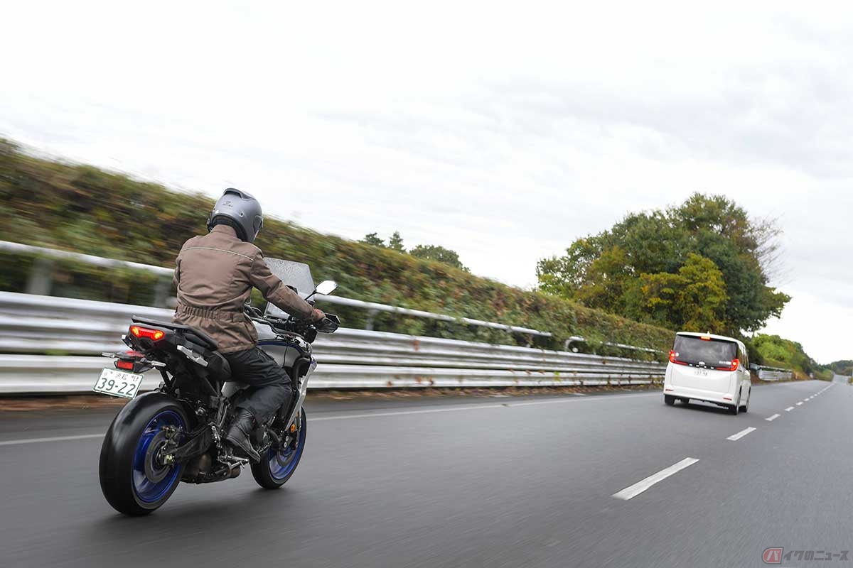 ヤマハ新型「TRACER9 GT+」に搭載されるACCを実際に体験する筆者(松井勉)
