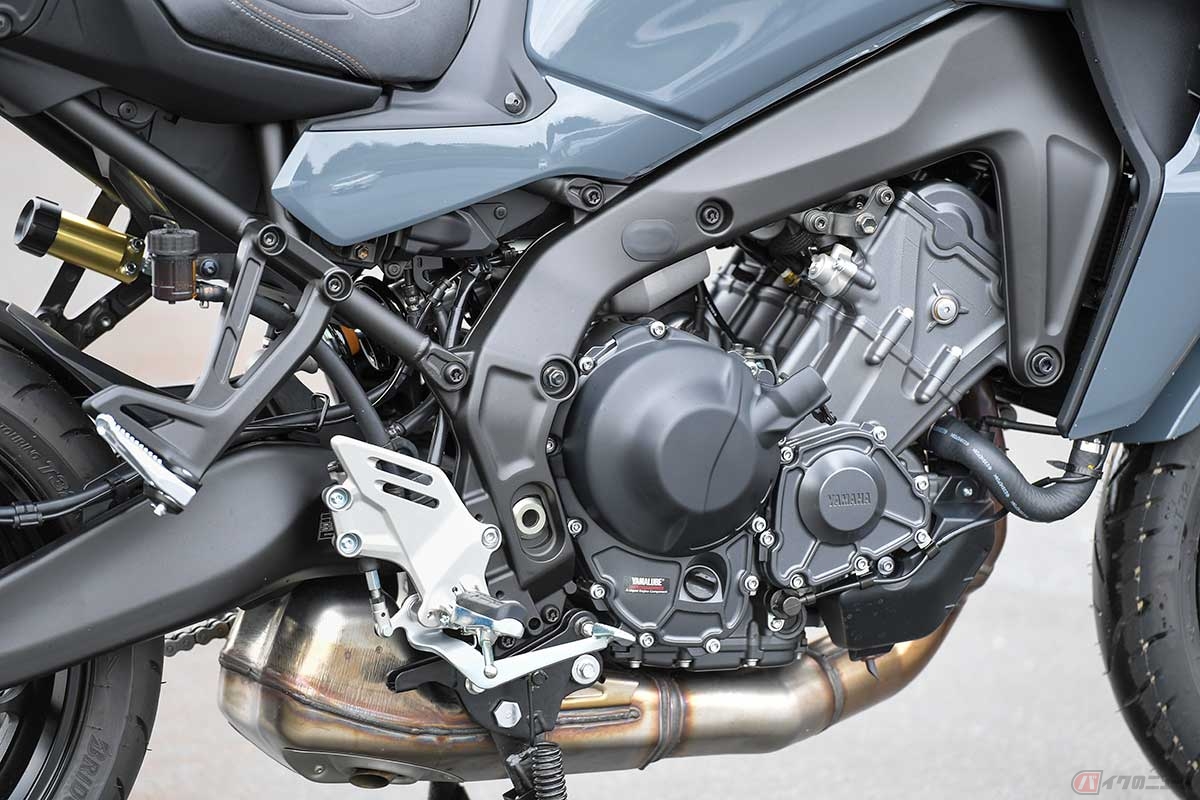 排気量888ccの水冷直列3気筒DOHCエンジンを搭載。ダウンドラフト吸気、スロットルバルブの駆動には「YCC-T(電子制御スロットル)」を採用