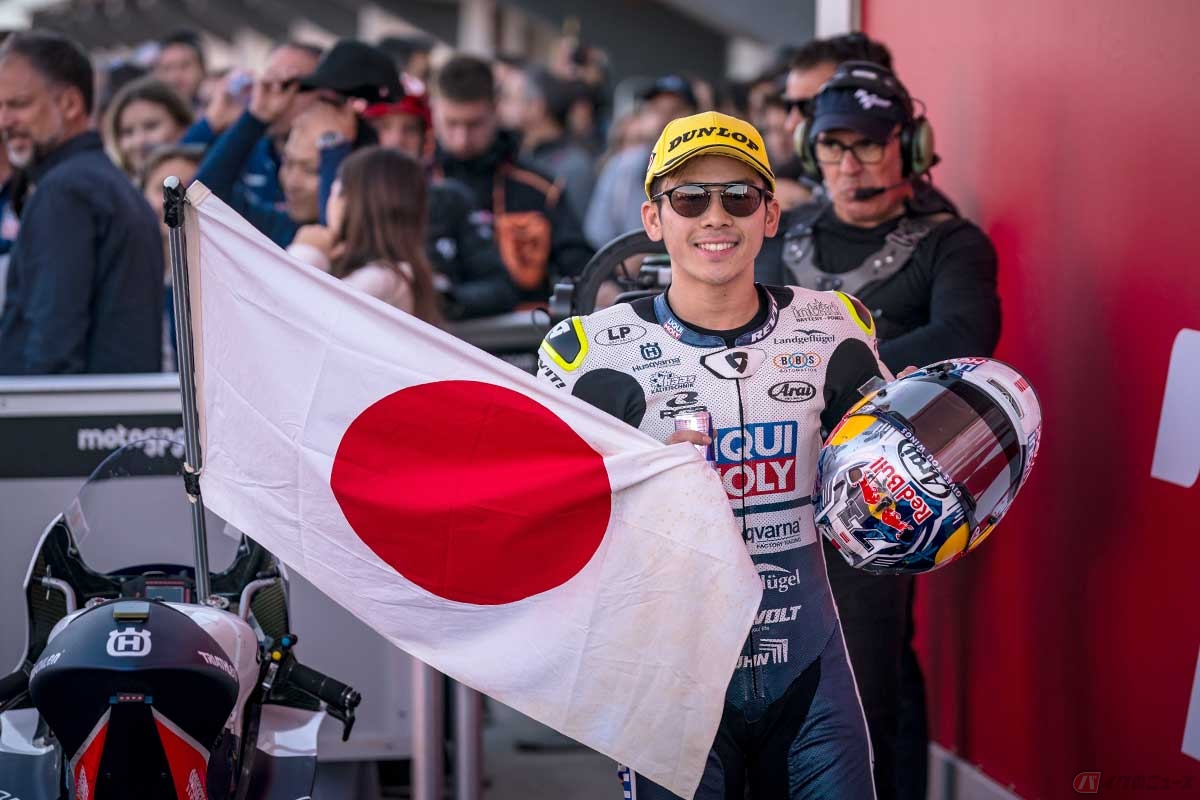 【MotoGP第20戦バレンシアGP】ウイニングラップで、2001年に加藤大治郎選手が使った国旗を受け取り、ともにパルクフェルメにやって来た佐々木歩夢選手(#71/ハスクバーナ)