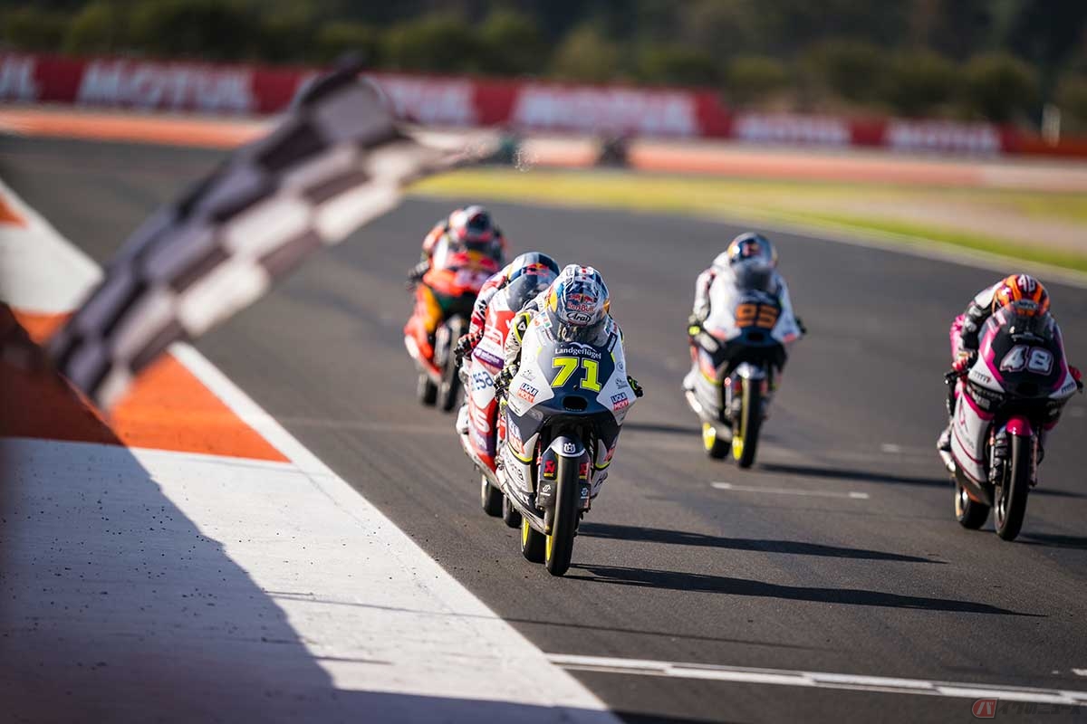 【MotoGP第20戦バレンシアGP】Moto3最後のレースのチェッカーを、トップで受けた佐々木選手（#71／ハスクバーナ）