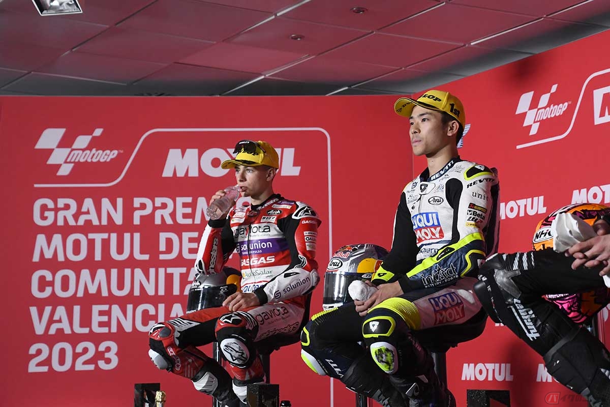 バレンシアGP決勝レース後のトップ3会見に出席する佐々木歩夢選手（右）
