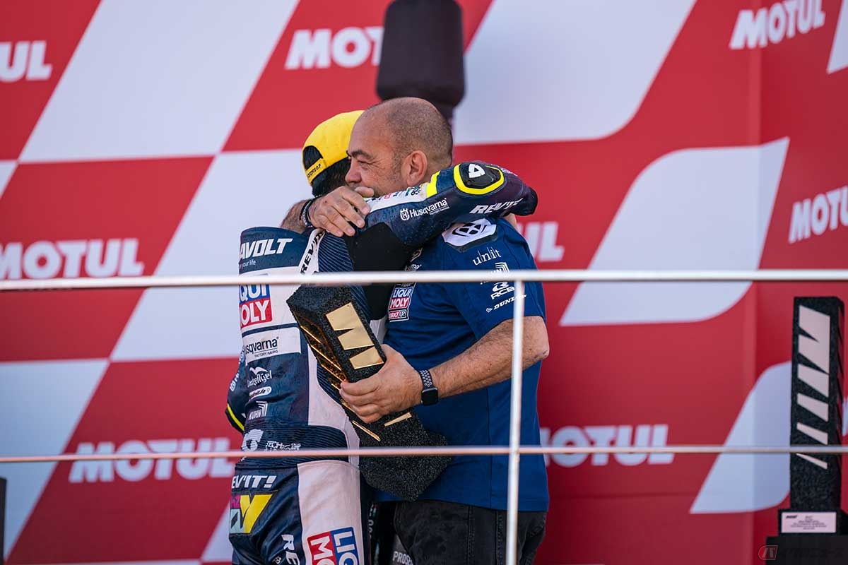 信頼を寄せるクルーチーフのエマヌエーレ・マルティネッリと共に表彰台に立った佐々木選手。2024年シーズンは別チームでMoto2へ。マルティネッリに別れを告げなければならない