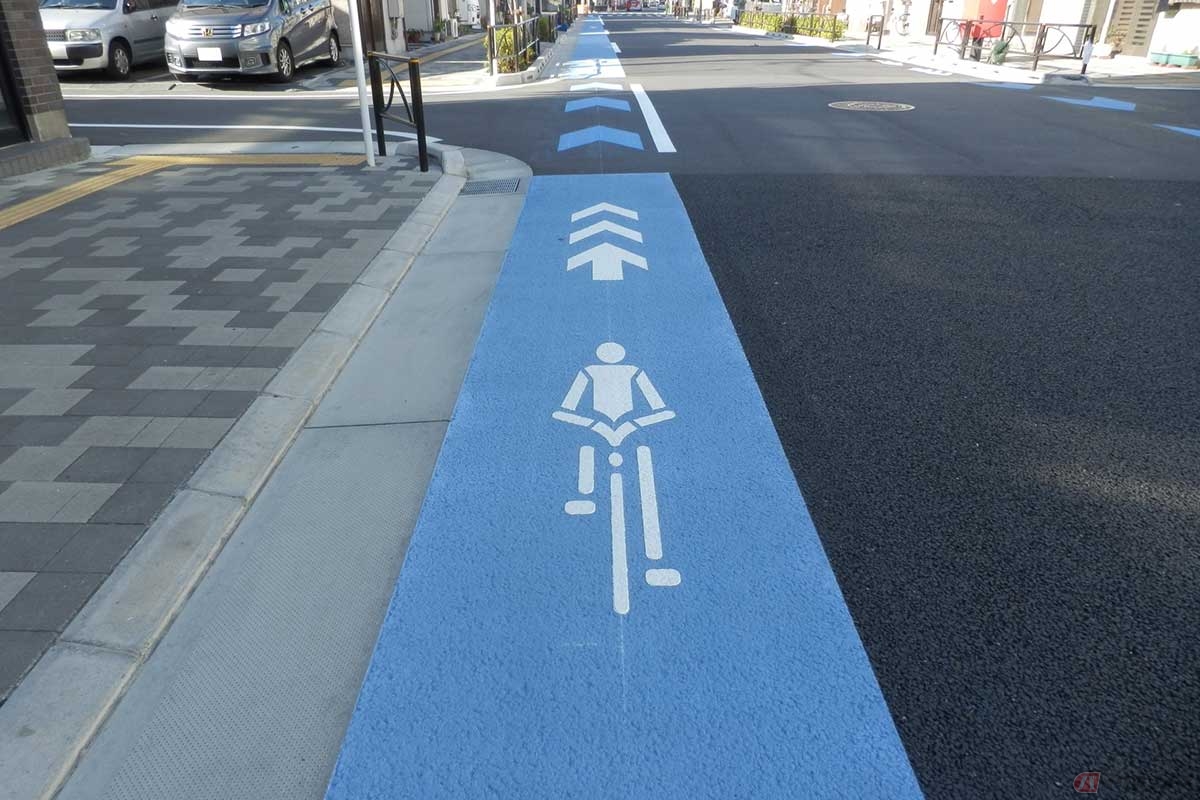 少しずつ整備されつつある、自転車向けの通行帯