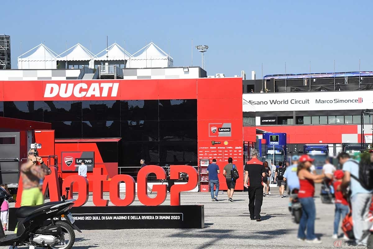 エントランスを入った風景。手前の「MotoGP」ロゴはご覧のとおり、フォトスポット。奥にドゥカティのホスピタリティがあり、正面奥にピットやメディアセンターが入る建物がある