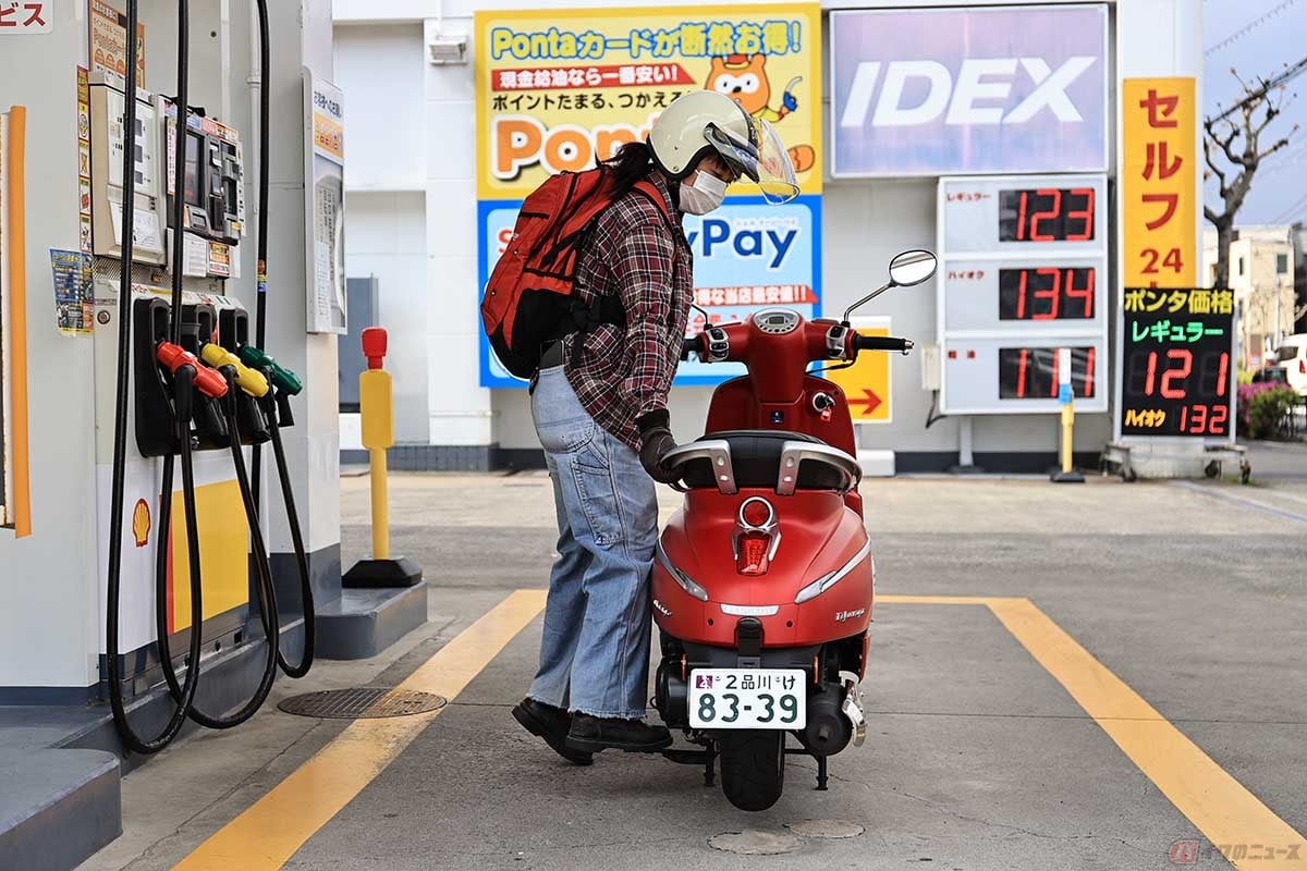 ガソリンスタンドが空いている場合は右側に停車するのがおススメ