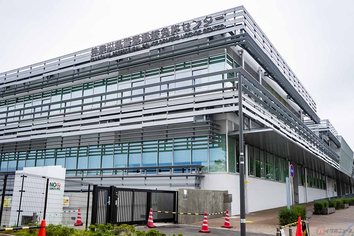 ゴールド免許以外は免許センターや運転免許試験場での更新が必須