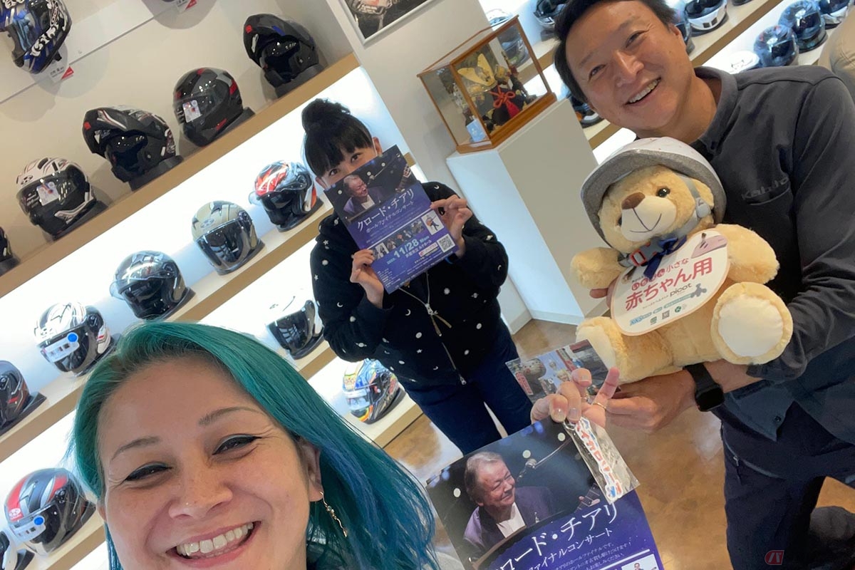 オージーケーカブトのオフィスで大興奮のクリスさんとゆっき~ちゃん