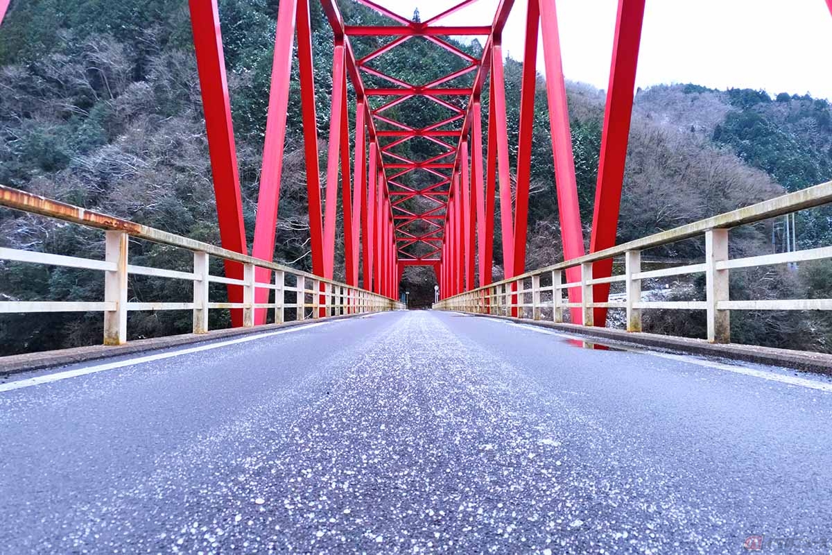 温度が下がりやすい橋の上は要注意