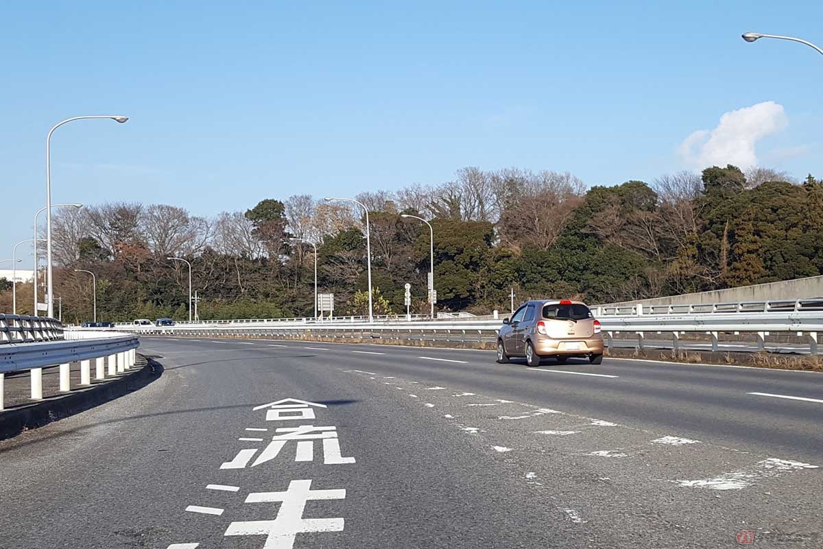 高速道路での合流には思い切った加速も重要