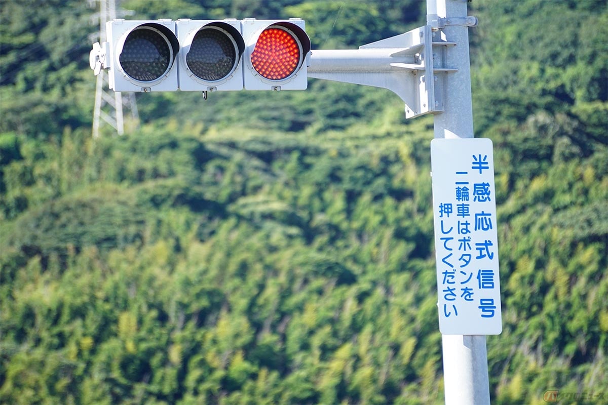 中には、バイクの場合は押しボタンを押して信号を変えなくてはいけない「感応式信号」もある