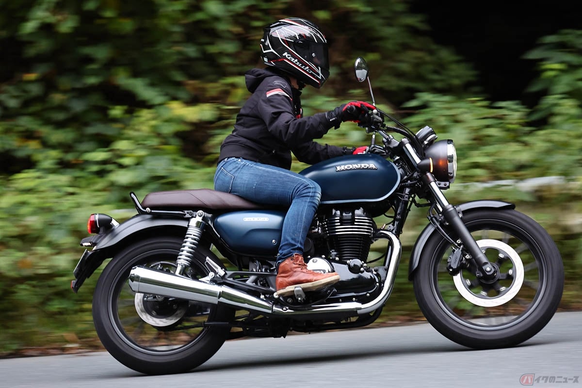 ホンダ「GB350」の走りを楽しむ筆者(先川知香)