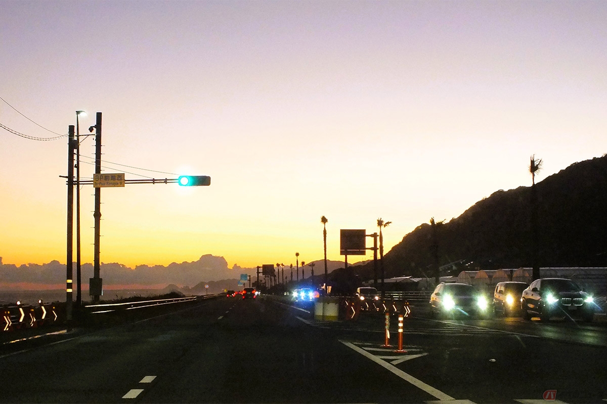 どうしても薄暮時間帯に運転する際は、バイクの存在に気づいてもらうためにも、ライトや反射材を使用する事がおススメ