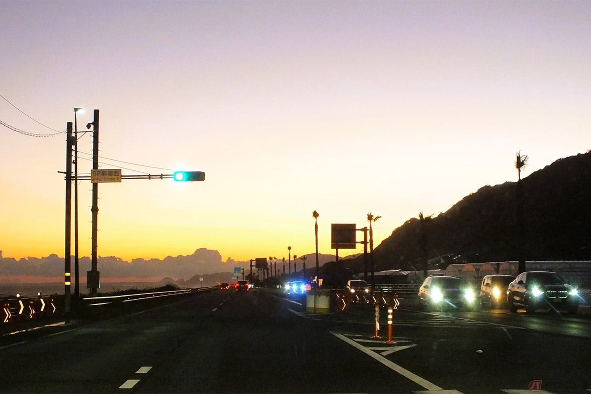 どうしても薄暮時間帯に運転する際は、バイクの存在に気づいてもらうためにも、ライトや反射材を使用する事がおススメ