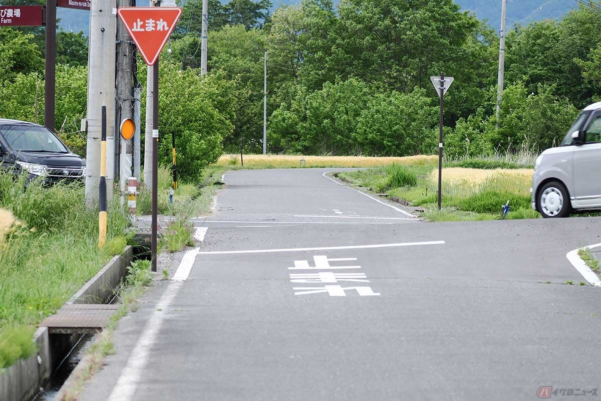 「止まれ」の道路標示は法的効力がない「法定外表示」に当たるが、法的効力がある一時停止の道路標識もほぼ一緒に設置されている