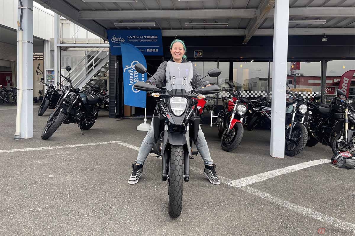 スズキ「Vストローム250SX」に跨るクリステル・チアリさん
