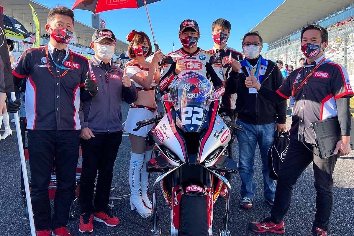 決勝レース直前、グリッド上でのチームスタッフと石塚健選手