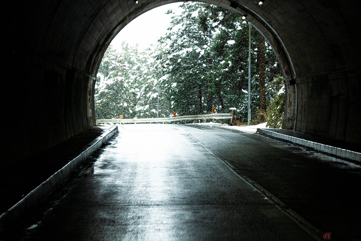 トンネルの出口もアイスバーンができやすい
