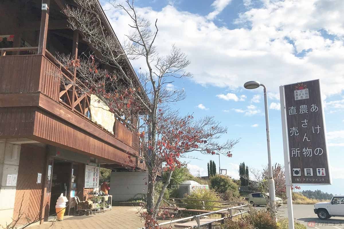 あけの農さん物直売所はドラマの撮影などにも頻繁に使われる茅ヶ岳広域農道沿いにあります
