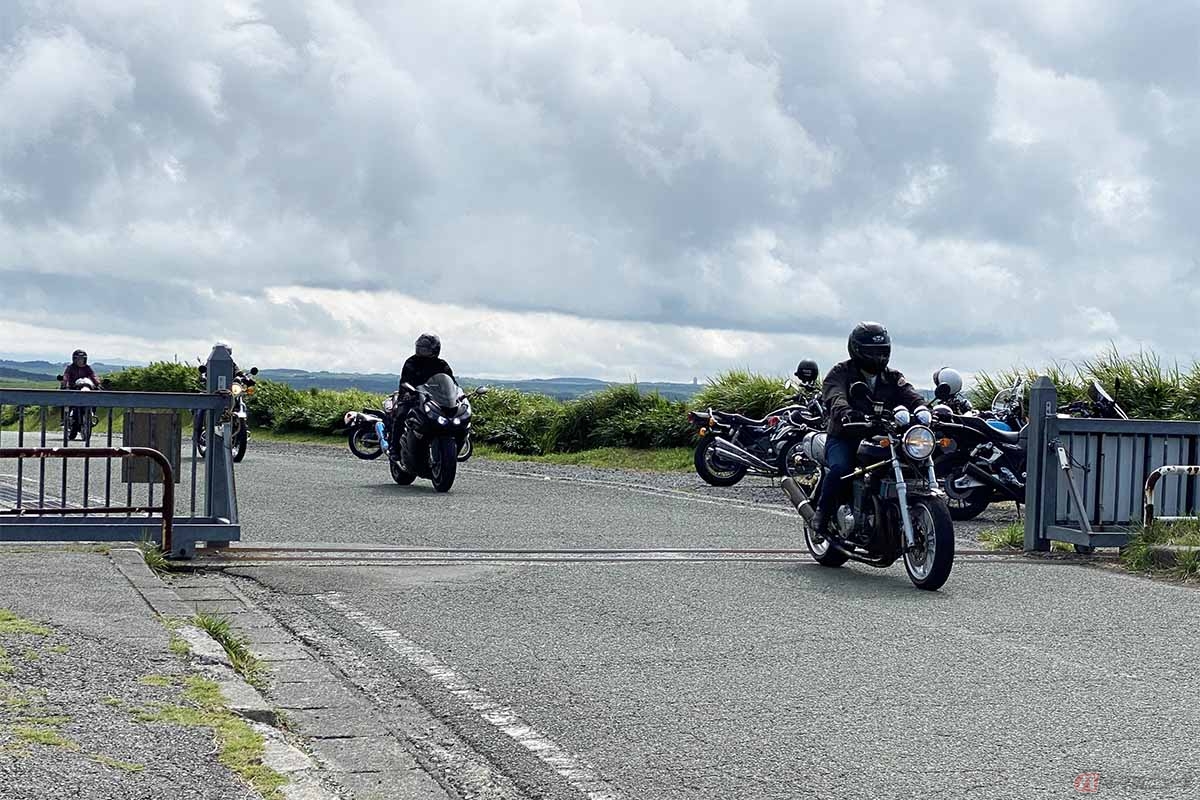 4ストロークバイクから走行中に白煙が上がっている場合はエンジントラブルを疑う必要がある