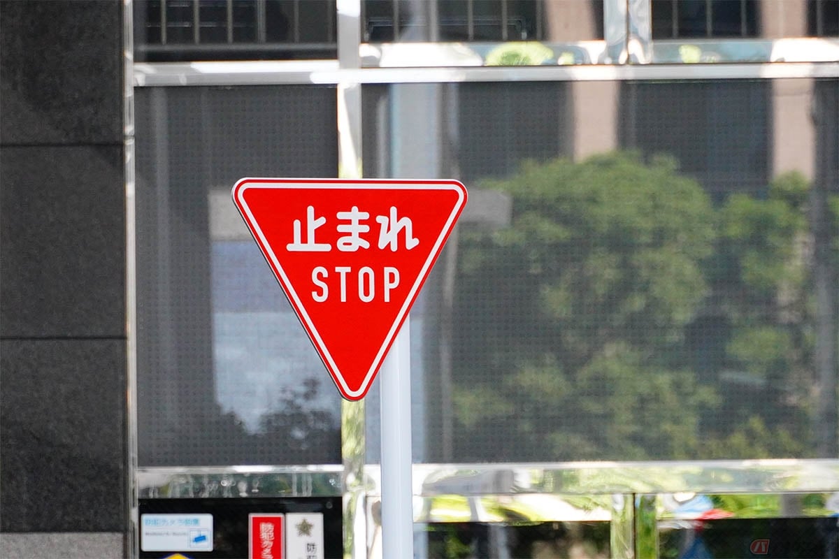 「止まれ」の道路標示は法的効力がない「法定外表示」に当たるが、法的効力がある一時停止の道路標識もほぼ一緒に設置されている